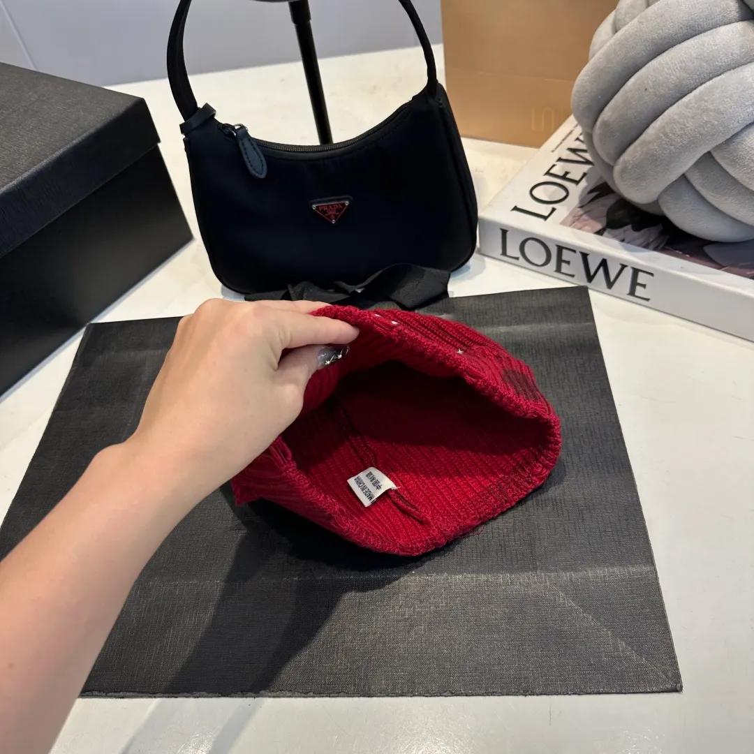 P60 Crow Heart Autumn and Winter Wool Knitted Beanie This must be the favorite of minimalism. It is clean, neat, fashionable and versatile, and will definitely not be picky about your face shape! A fashionable classic that lasts forever! Fashionable black and white can be purchased together